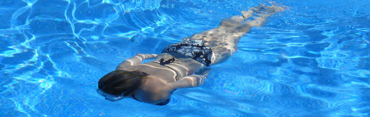 Imagen de chica buceando en la piscina